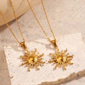 Collier soleil en acier inoxydable plaqué or 18 carats au design minimaliste pour femmes