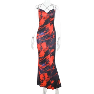 Détail de l'imprimé abstrait rouge et noir sur robe moulante à fines bretelles et dos nu