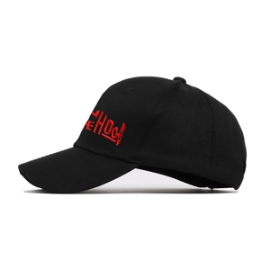 Cappellino da baseball nero in cotone con ricamo THE HOOD rosso e visiera curva regolabile