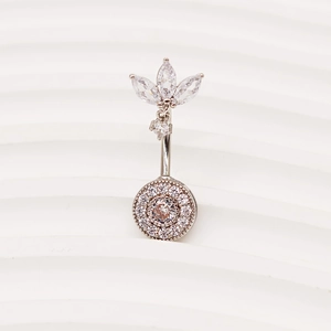 Vue détaillée d'un piercing de nombril argenté avec design lotus et pendentif rond