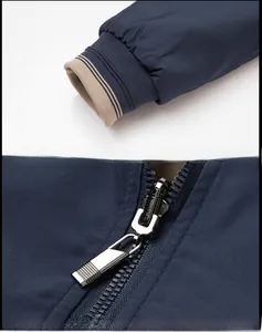 Detail van donkerblauwe jas met geribbelde manchetten en een metalen ritssluiting