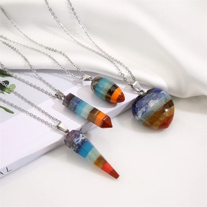Pendentif chakra hexagonal coloré en pierres naturelles polies avec collier élégant