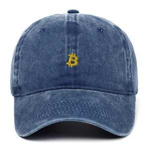 Λεπτομέρεια κίτρινου κεντήματος Bitcoin σε ξεπλυμένο σκούρο μπλε vintage καπέλο τζιν