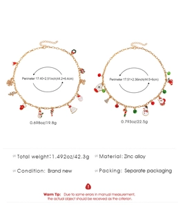 Détail de colliers de Noël avec pendentifs Père Noël, flocons de neige et clochettes