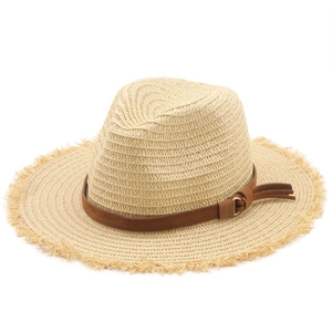 Détail du chapeau en raphia avec ceinture en daim marron et bordure à franges