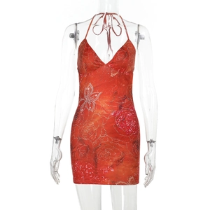 Détail de la mini robe dos nu rouge avec imprimés vibrants de roses et de papillons