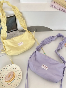 Borsa a tracolla in tela increspata con coulisse in colori giallo e lavanda alla moda