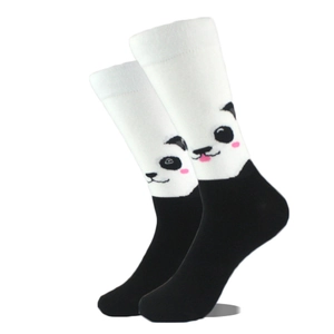 Gros plan de chaussettes mi-hautes noir et blanc avec motif jacquard tête de panda