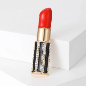 Eleganter Lippenstift-Anstecker mit Emaille und Strass auf weißem Hintergrund