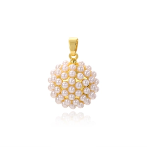 Vue détaillée d'un pendentif sphérique doré orné de petites perles blanches
