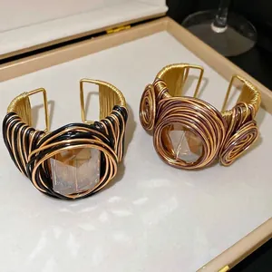 Bracelets manchettes en fil torsadé avec une grande pierre de cristal et métal doré