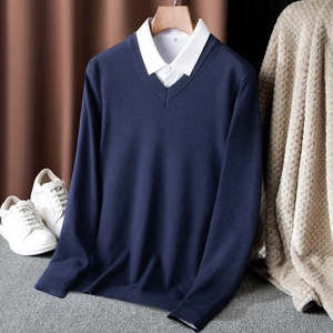 Marineblauer Herren-V-Ausschnitt Strickpullover an einem Holzkleiderbügel präsentiert
