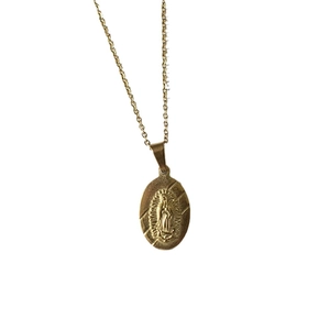 Collier vintage en acier inoxydable doré avec pendentif ovale de la Vierge Marie