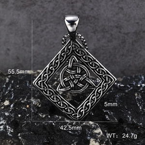 Vue macro du pendentif nœud celtique poli avec dimensions 55,5mm x 42,5mm sur roche
