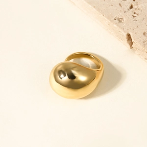 Polierter goldener Edelstahlring im organischen Wassertropfen-Stil mit Spiegelglanz