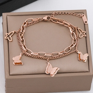 Detail eines Roségold-Schmetterlingsarmbandes mit Karabinerverschluss auf Geschenkbox