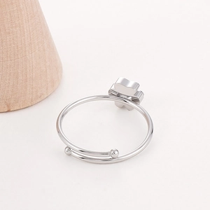 Gros plan du poinçon S925 sur la bague ajustable en argent motif patte de chat