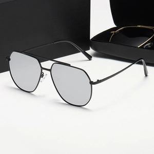 Gafas de sol de aviador polarizadas con montura metálica negra y lentes plateadas