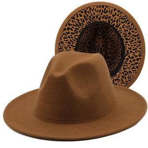 Détail d'un chapeau fedora à larges bords en feutre camel et doublure léopard