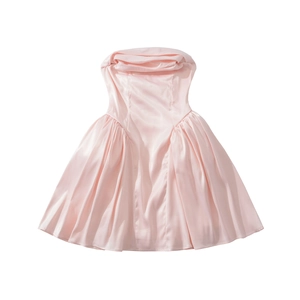 Détail du tissu satiné rose brillant et des coutures en mesh sur la robe bustier