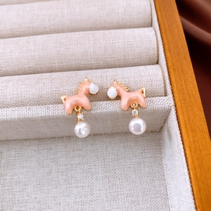 Dettaglio orecchini a forma di pony placcati oro 18K con smalto rosa e perle bianche