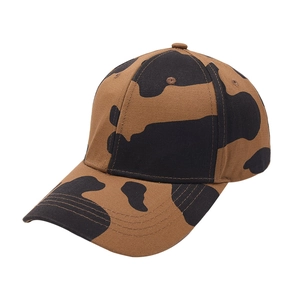 Dettaglio delle cuciture sulla visiera curva di un cappello da baseball con stampa mucca