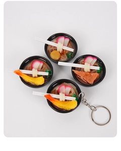 Dettaglio di ciondoli a forma di ciotola di ramen da 4 cm con tempura e mini bacchette