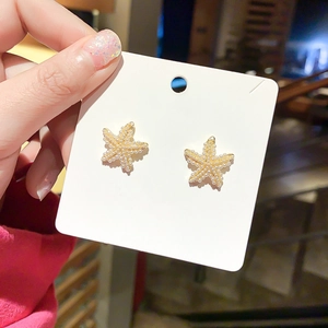 Minimalist gold starfish stud earrings with imitation pearls for a sweet aesthetic look