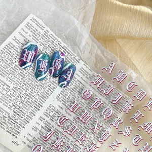Autocollants à ongles gothiques dégradés rouge et bleu sur fond de dictionnaire vintage