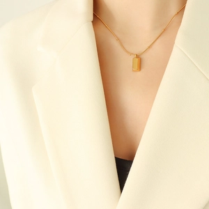 Collier en acier inoxydable plaqué or 18 carats avec pendentif rectangulaire sur mannequin