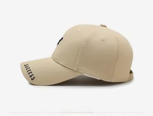 Détail de la broderie SUCCESS sur le côté d'une casquette de baseball en coton beige