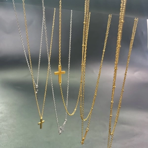 Collana a doppio strato in acciaio inossidabile con croce e catena a sfere dorata