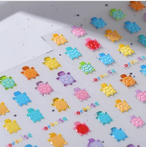 Vue macro d'autocollants 5D mignons en forme de tortue avec texture 3D pour ongles
