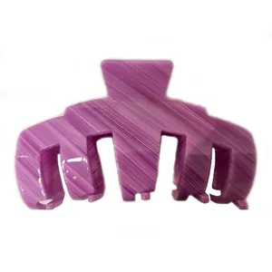Vue détaillée de la grande pince à cheveux en acétate à rayures violettes de 10,3 cm
