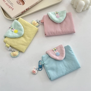 Détails des porte-cartes en tissu coloré avec rabats en peluche et pendentifs mignons