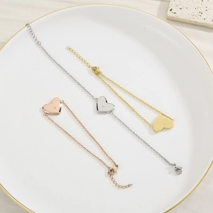 Bracelets cœur minimalistes en or, argent et or rose avec strass en vue à plat