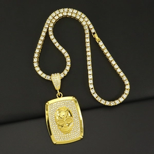 Nahaufnahme des Hip-Hop-Gold-Totenkopf-Anhängers und der glitzernden Tennis-Kette