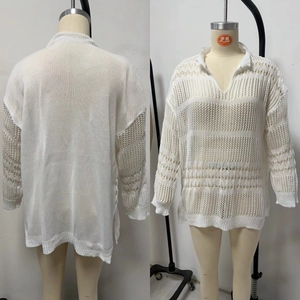 Detalle de textura calada y abertura lateral de esta túnica playera blanca de manga larga