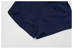 Détail de l'ourlet à double couture et de l'entrejambe du short de sport bleu foncé