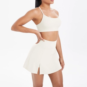 Vue latérale du soutien-gorge de sport blanc cassé et de la jupe de tennis assortie