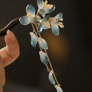Détails d'épingle à cheveux chinoise faite main avec fleurs en verre bleu et glands dorés