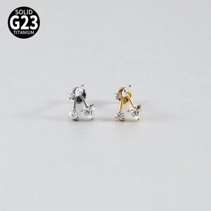 Piercing labret in titanio G23 a forma di ciliegia con zirconi in oro e argento