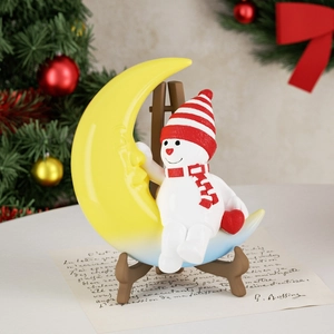 Kerstdecoratie sneeuwpop op wassende maan met houten standaard en kerstsfeer