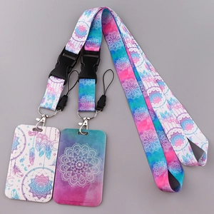 Detail van boheemse mandala kaarthouders met lanyards in roze en blauw verloop