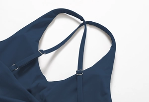 Détails des bretelles réglables et boucles métalliques sur un soutien-gorge de sport