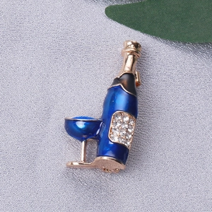 Broche bouteille et verre de vin en émail bleu royal avec strass et détails dorés