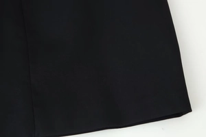 Λήψη macro από μαύρο ύφασμα twill και ανθεκτικές ραφές στο στρίφωμα του φορέματος