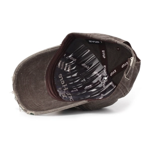 Détail de casquette de baseball en toile délavée avec boucle en métal et logo