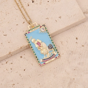 Détail du collier de tarot Force avec émail bleu clair et cristaux colorés brillants