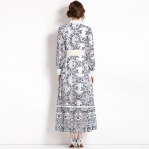 Rückansicht eines eleganten Langarm-Maxikleids mit blauem Blumen-Spitzenprint und Gürtel